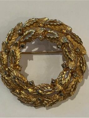 Vintage signed Coro wreath brooch u